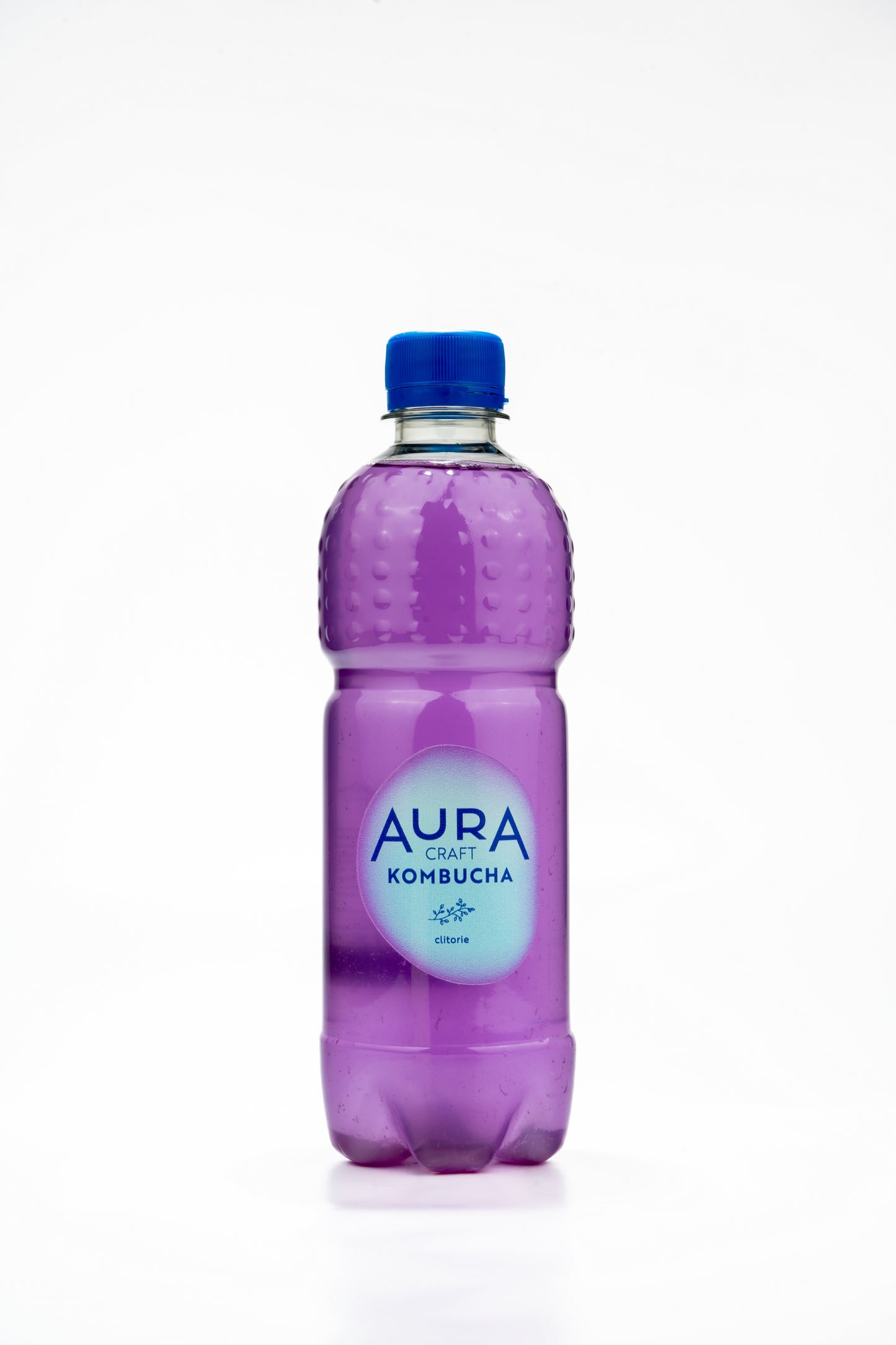 Aura Kombucha Clitorie – lahev 500 ml na dřevěném stolku