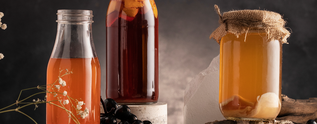 kombucha ve sklenici