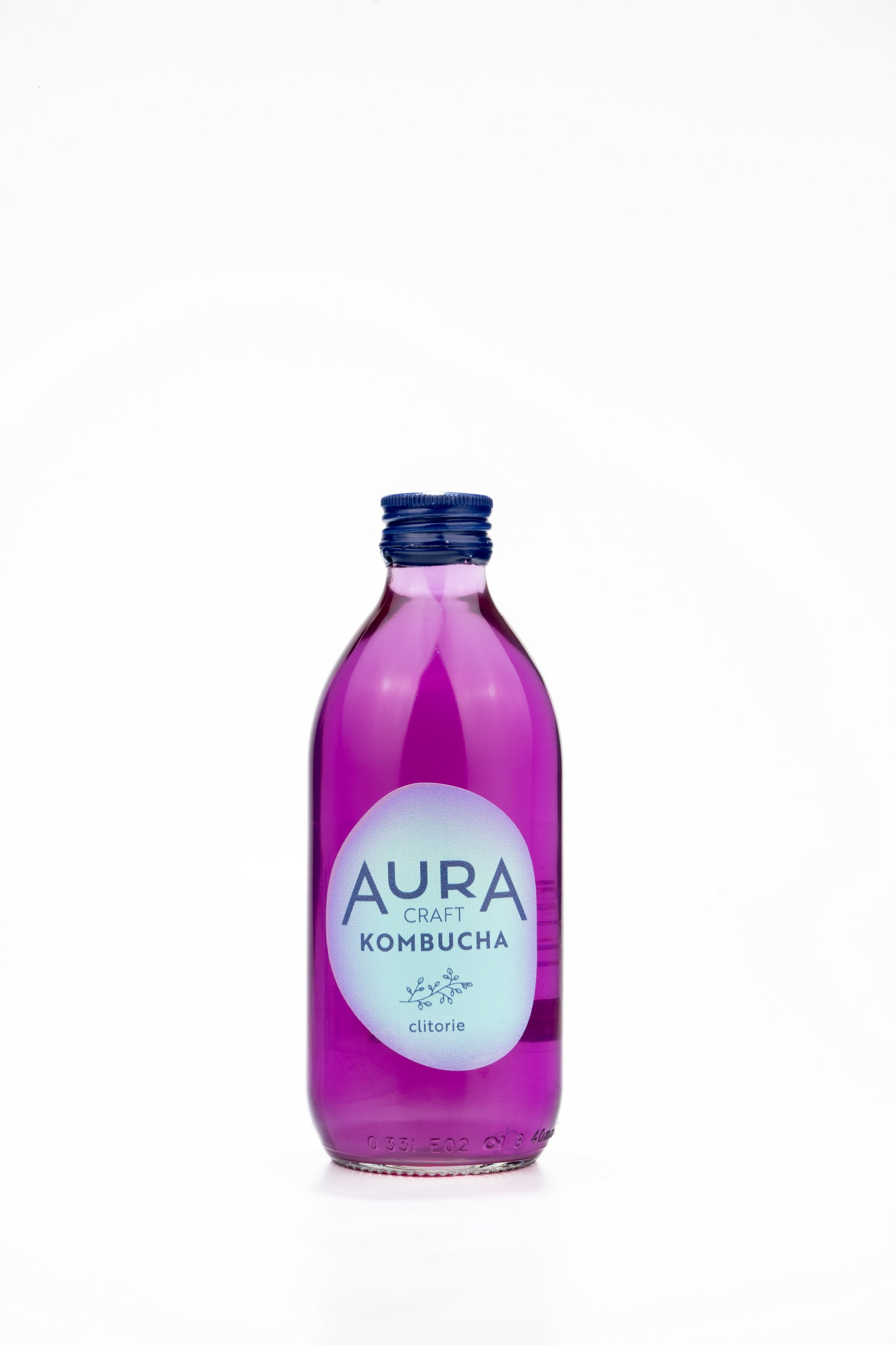 Aura Kombucha Clitorie – lahev 330 ml na dřevěném stolku