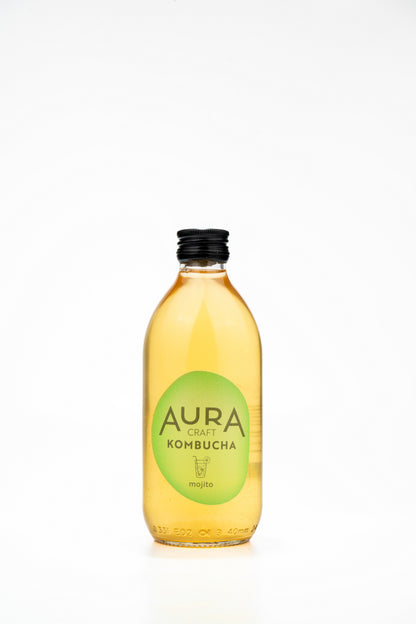 Aura Kombucha Mojito – lahev 330 ml, limetka a máta v pozadí