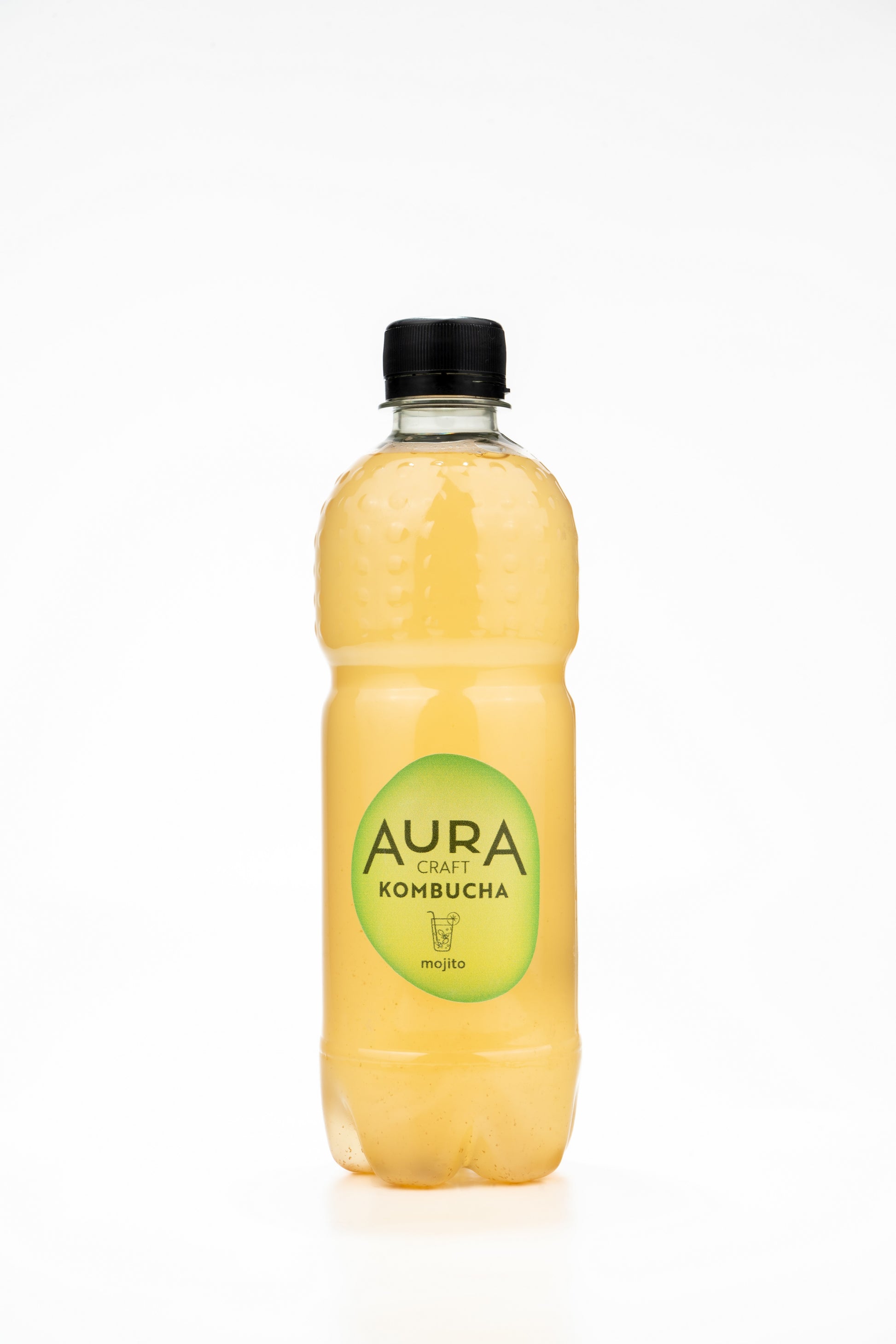 Aura Kombucha Mojito – lahev 500 ml, limetka a máta v pozadí