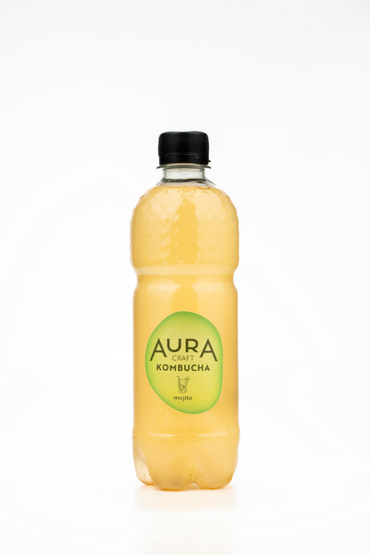 Aura Kombucha Mojito – lahev 500 ml, limetka a máta v pozadí